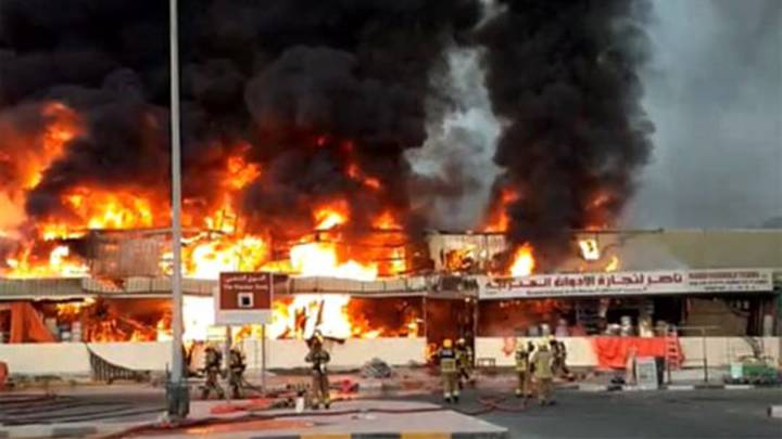 Incendio de gran dimensión en un mercado en Emiratos Árabes