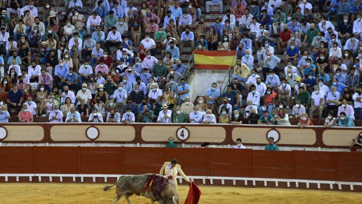 Enrique Ponce torea durante la corrida de toros celebrada este jueves en la Real Plaza de Toros de El Puerto de Santa María.