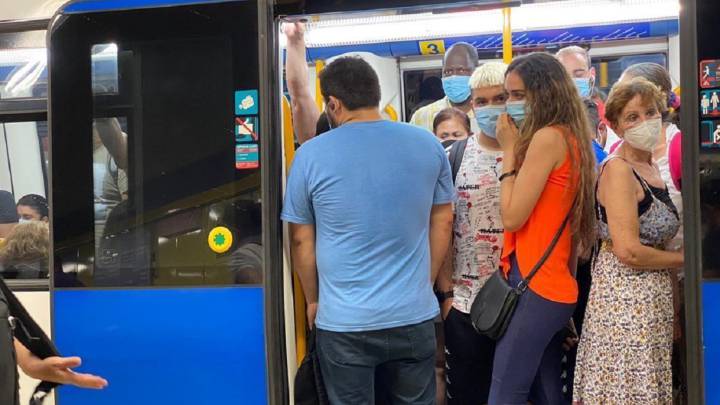 Imagen de un vagón repleto de gente en el Metro de Madrid.