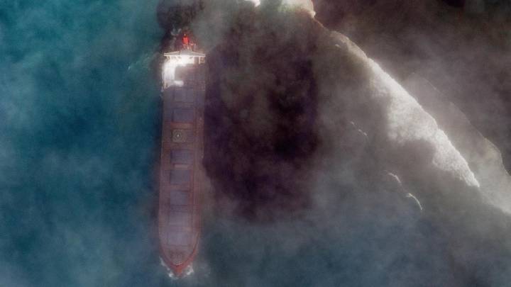 Catástrofe ecológica en Islas Mauricio tras el vertido de petróleo de un barco encallado
