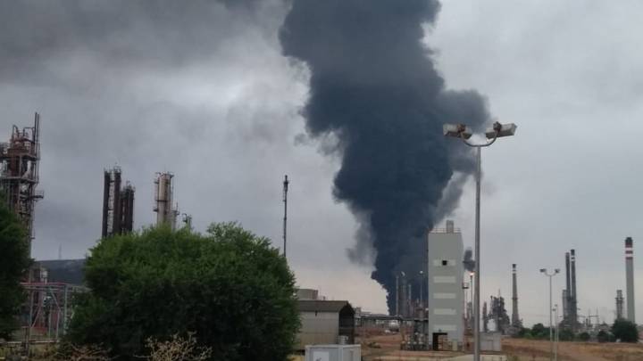 Imagen de la nube de humo del incendio en una planta petroquímica de Puertollano.