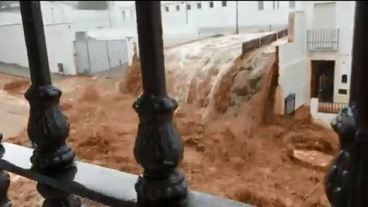 La fuerza del agua tira una pared en el municipio sevillano de Estepa.