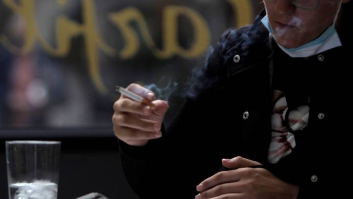 Jaque a los fumadores: Canarias también prohíbe fumar en espacios abiertos sin distancia