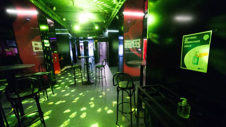 Sanidad decreta el cierre de discotecas y prohíbe fumar en espacios públicos