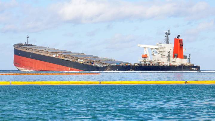 El buque varado que provocó una catástrofe ecológica en Mauricio se parte en dos