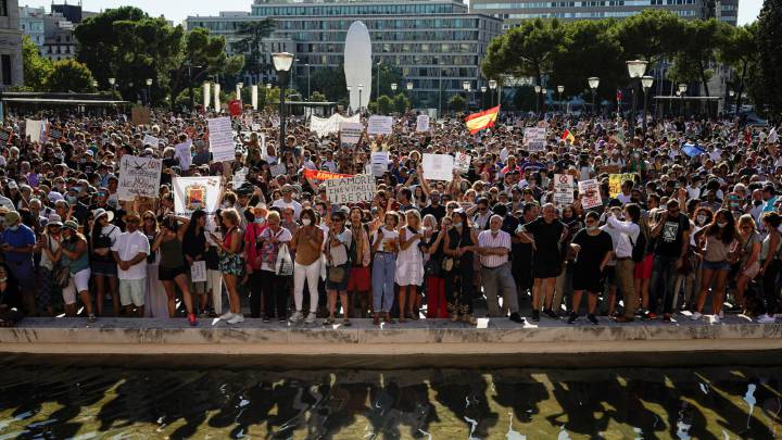 Manifestación antimascarillas en Madrid sin distancia social: "Queremos ver al virus"