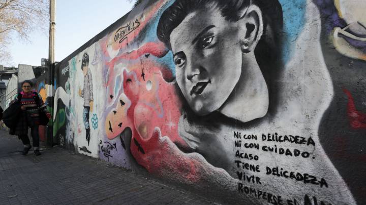 Fotografía de un mural alusivo a la poeta uruguaya Idea Vilariño, el 14 de agosto de 2020, en Montevideo (Uruguay). 