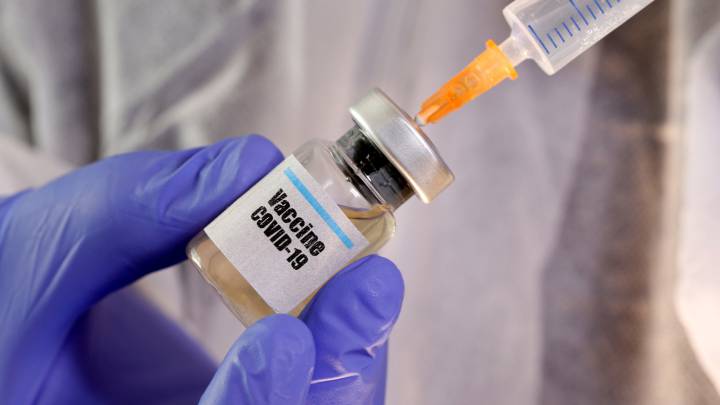 Imagen de un frasco con la pegatina de vacuna para el Covid-19.
