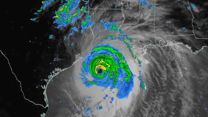 El huracán Laura toca tierra con vientos de 240 km/h y advierten de su poder de destrucción
