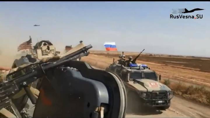 Un tanque estadounidense choca contra un carro blindado ruso en Siria.
