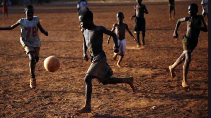 Niños africanos jugando al fútbol