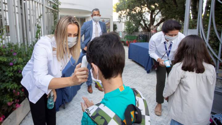 Los padres de niños que den positivo tendrán derecho a una baja retribuida