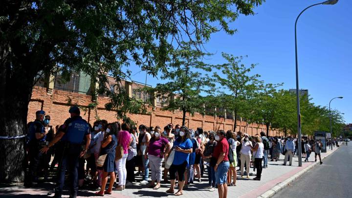 Imagen de la cola de espera de los profesores de la Comunidad de Madrid para someterse a los test del coronavirus en el Insituto Virgen de la Paloma de Madrid.