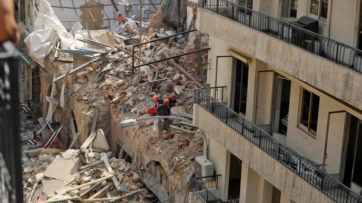 Trabajadores limpiando escombros tras la explosión en Beirut