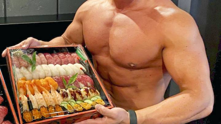 Culturista sin camiseta repartiendo sushi a domicilio