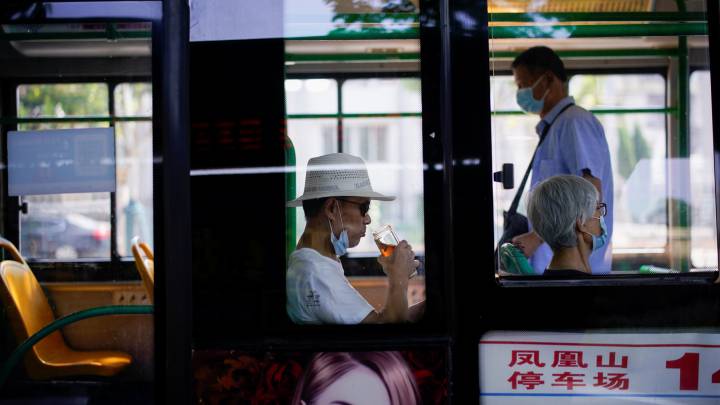 Un 'supercontagiador' transmitió el virus a 24 personas en un autobús
