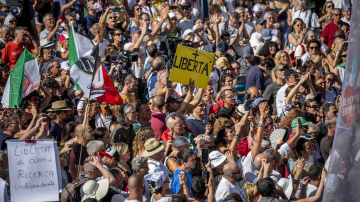 Manifestación de negacionistas en Roma: "Es una dictadura sanitaria"