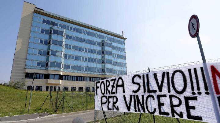 Pancarta en apoyo a Silvio Berlusconi en el exterior del Hospital de San Rafaelle de Milán