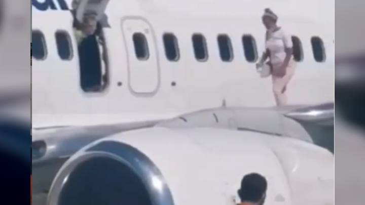Una mujer abre la puerta del avión y se pasea por el ala: "Necesitaba que me diera el aire"