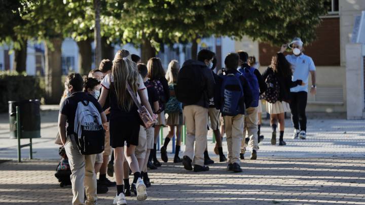 El plan de varios centros para asegurarse de que los alumnos se cambian de mascarilla