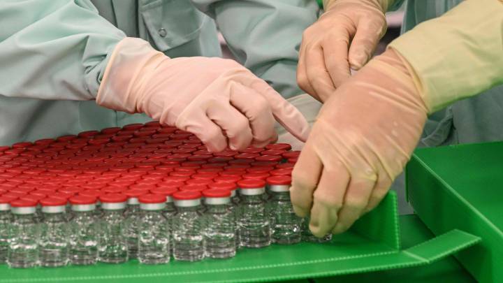 Oxford y AstraZeneca reanudan los ensayos de su vacuna contra el coronavirus
