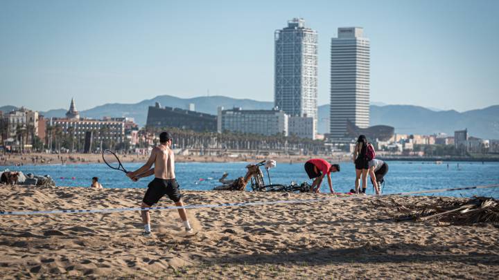 Gente jugando en la playa de Barcelona.