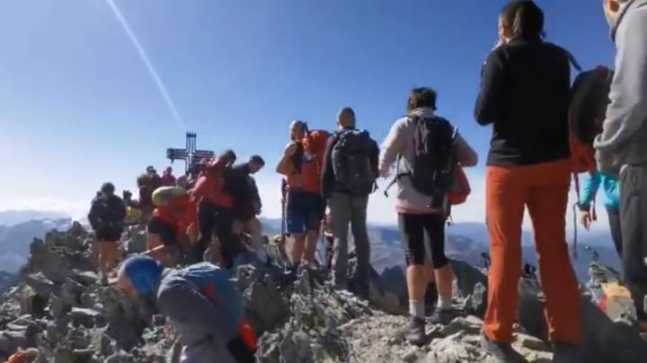 Colas, masificación y sin mascarilla para hacer cima en los Pirineos