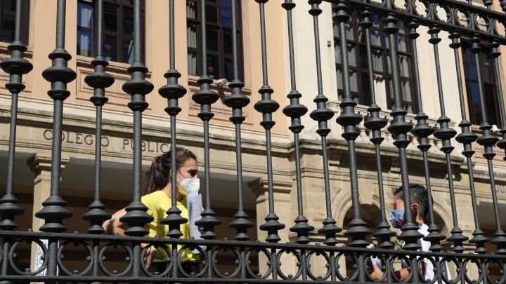 Alumnos con mascarillas en el incio escolar