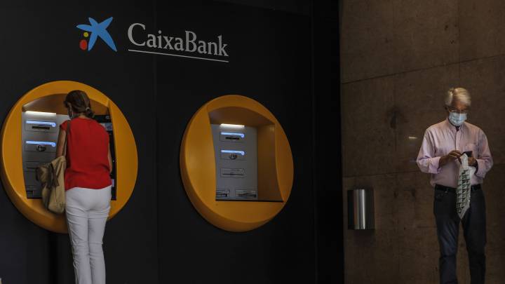 Los clientes de CaixaBank pagarán hasta 240 euros al año en comisiones