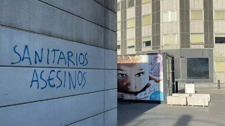 Aparecen pintadas en el Hospital de La Paz: "Sanitarios asesinos"