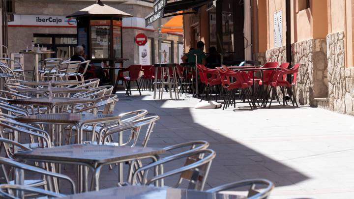 Terraza vacía en Andorra (Teruel)