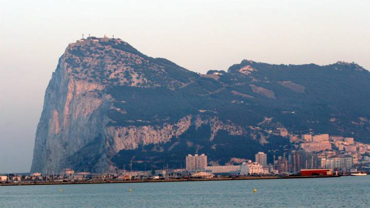El misterio de Gibraltar: pocas mascarillas, mucha fiesta y ningún muerto