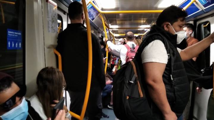 Aglomeraciones en el Metro de Madrid durante el primer día de las nuevas restricciones