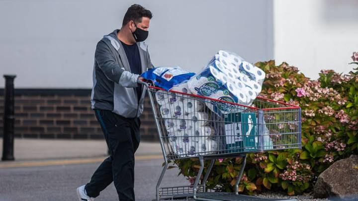 El papel higiénico comienza a desaparecer en las estanterías de los supermercados de Reino Unido