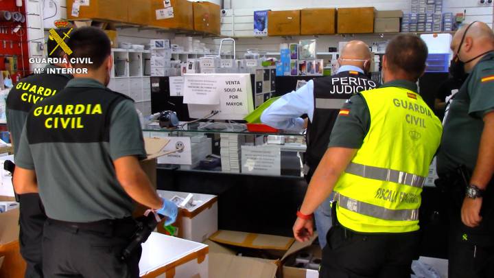 La Guardia Civil interviene más de 13.000 artículos falsos de telefonía
