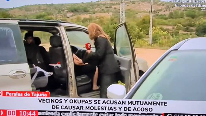 Una reportera de Telemadrid entrevista a una mujer en medio de un ataque epiléptico