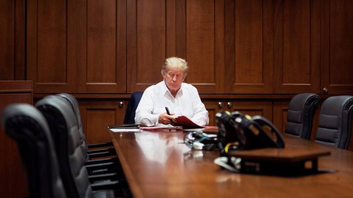 La Casa Blanca publica fotos de Trump trabajando desde el hospital