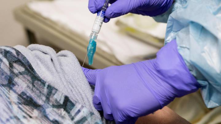 Cinco voluntarios de la vacuna de Moderna y Pfizer tienen efectos adversos