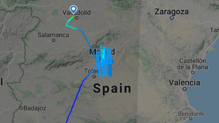 El extraño vuelo de un avión sobre Madrid que se ha vuelto viral en las redes sociales