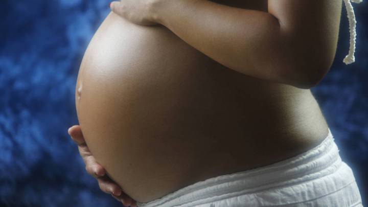 Las embarazadas pueden tener síntomas de coronavirus durante dos meses