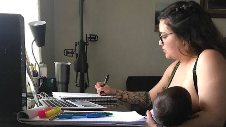 Un profesor de universidad prohíbe a una madre dar el pecho durante una clase online