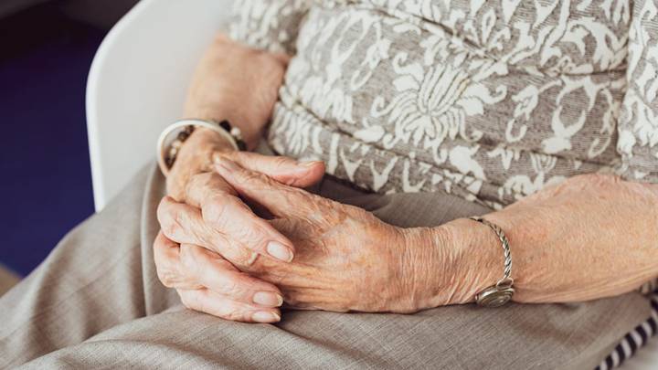 El delirio puede ser el primer síntoma de COVID-19 en ancianos con salud frágil