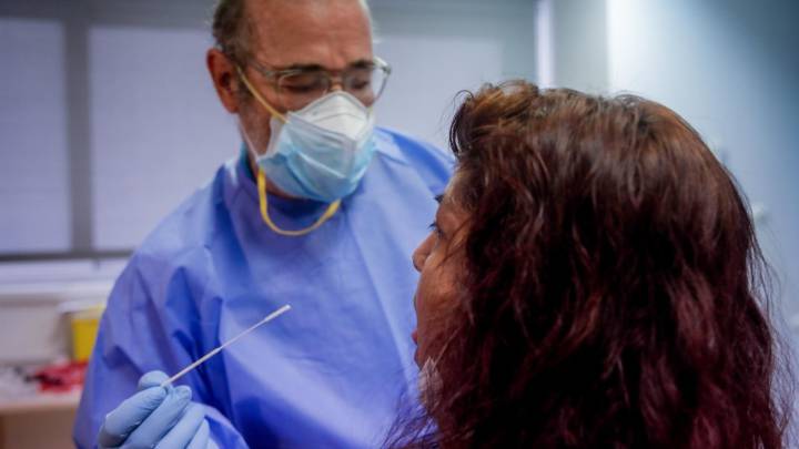 La Comunidad de Madrid deja de hacer más de 77.000 PCR semanales