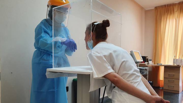 La Comunidad de Madrid deja de hacer más de 77.000 PCR semanales