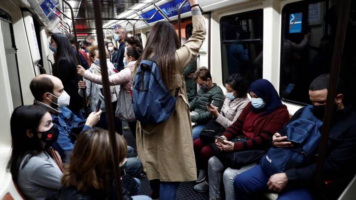 En el Metro de Madrid: "¡Mi tío acaba de fallecer por el puto COVID, ponte la mascarilla!"