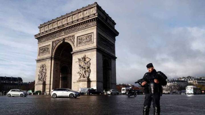 Desalojan el Arco del Triunfo y los alrededores de la Torre Eiffel por una alerta de bomba