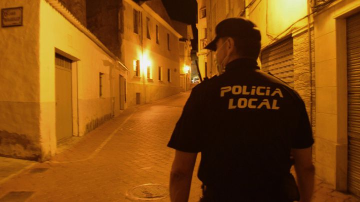 Concentración violenta en Sevilla contra el toque de queda