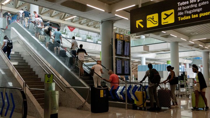 ¿Puedo salir en avión o en tren de una comunidad con cierre perimetral?