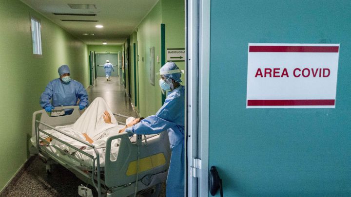 Un médico organiza un "tour" por hospitales para negacionistas: "¿Tienes coraje?"