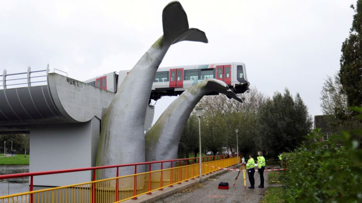 Una escultura de una ballena frena un accidente de tren en Rotterdam